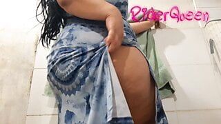 Real Mom Shows Off Her Huge Ass – Worshiping Ass In The Bathroom