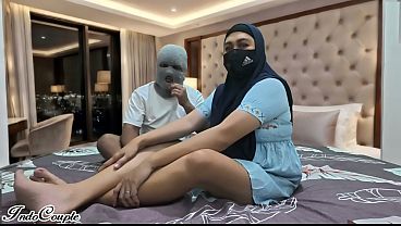 Aku suka mempermalukan budak seksku, mengikuti perintahku dan mencium celana dalamku dan memekku yang berbulu