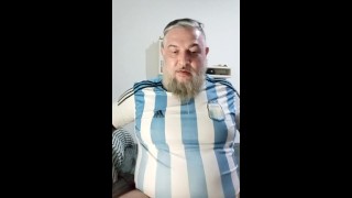 Gordo jiggling in bed